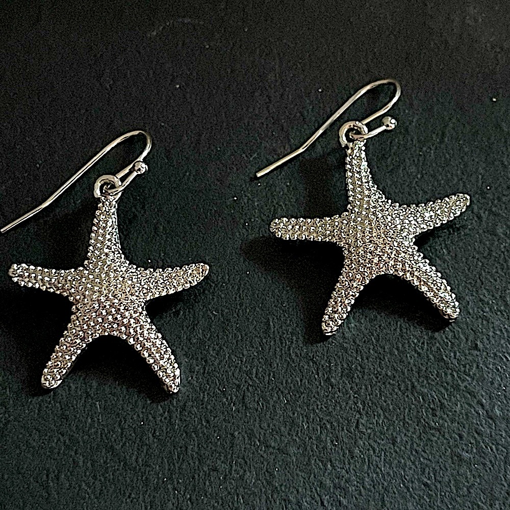 🌞STARFISH DANGLE EARRINGS🌞Beautiful silver tone w/fishhook backs 🎉HP🎉